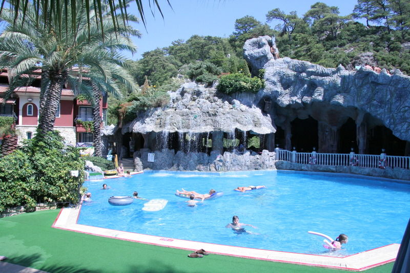 Grand Aquarium Apart İçmeler Exterior photo