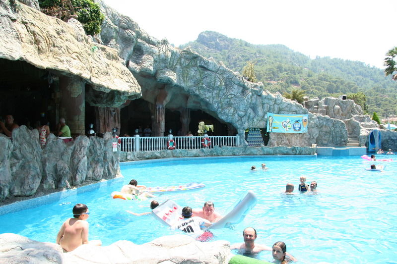 Grand Aquarium Apart İçmeler Exterior photo