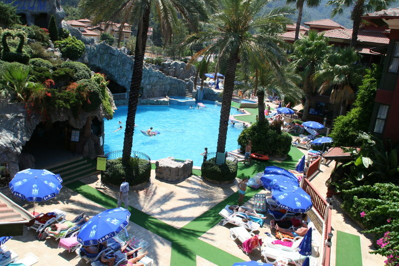 Grand Aquarium Apart İçmeler Exterior photo
