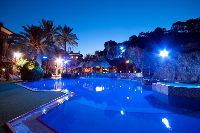 Grand Aquarium Apart İçmeler Exterior photo