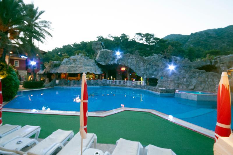 Grand Aquarium Apart İçmeler Exterior photo